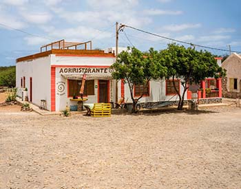 €€ - Agriturismo con ristorante, a Cabeça de Tarafes. Trekking a cavallo e vendita di prodotti tipici locali.