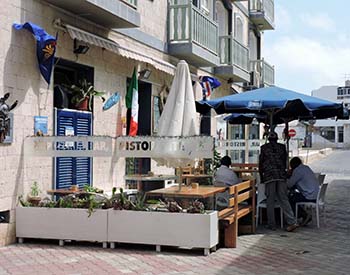 €€ - Italiaans gerund pizzarestaurant op het plein in de kleine voetgangersstraat