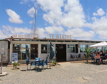 €€ - Un piccolo e raffinato bar nel piccolo porto di pesca