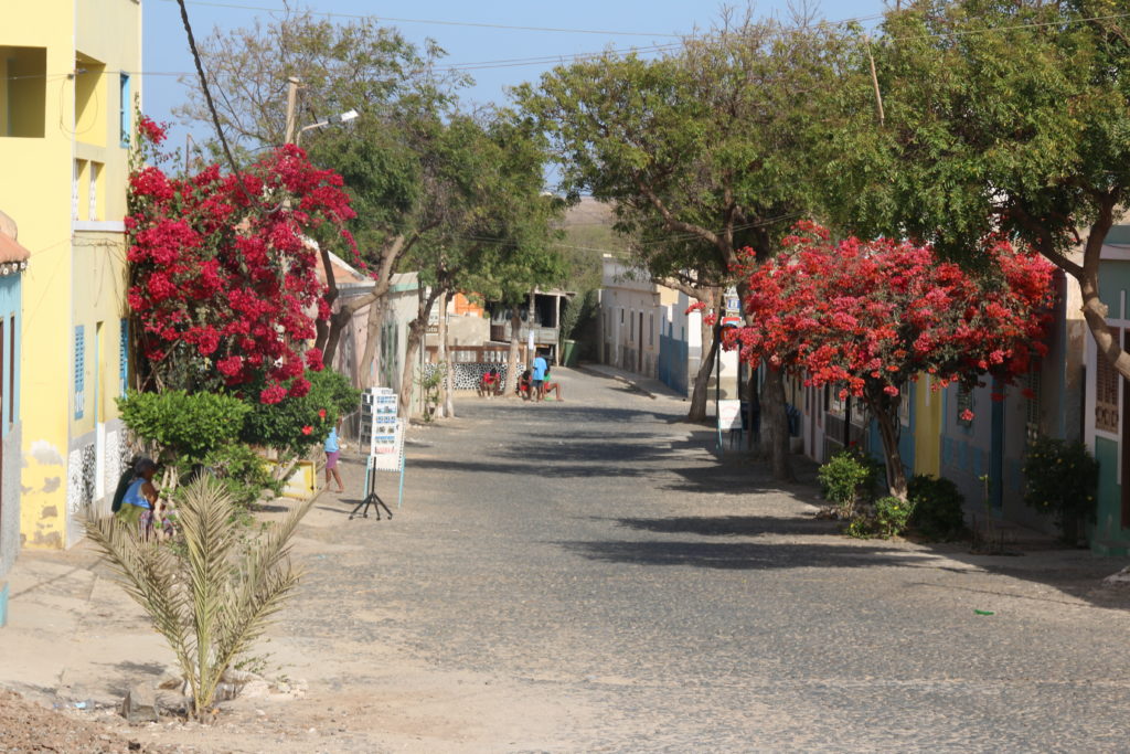 Fundo Das Figueiras, o povoado com ruas calmas e cores vivas.