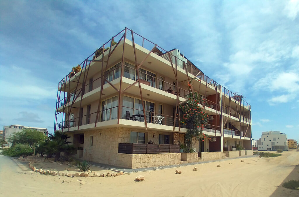 Experimente una vida sostenible frente al mar en Ca Madeira Deluxe en Sal Rei, Boa Vista, Cabo Verde, que ofrece vistas panorámicas al mar y comodidades modernas.