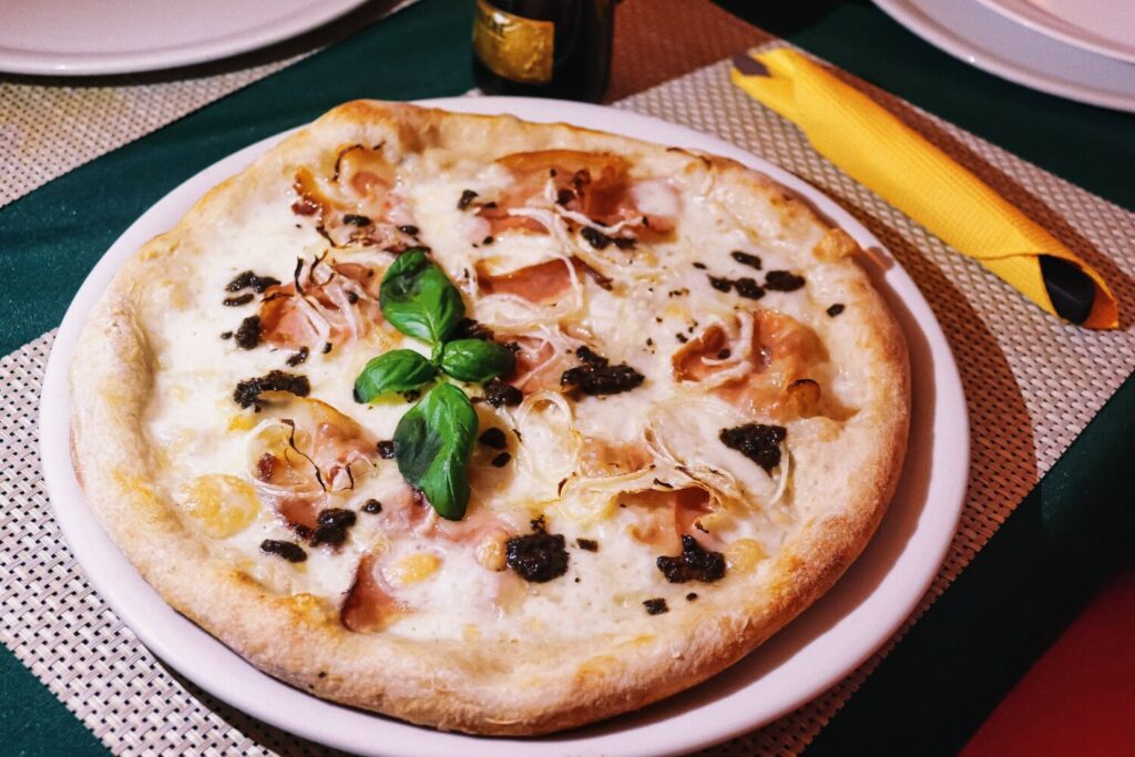 €€ - Restaurant pizzeria in Sal-Rei, Italiaanse keuken van zeer goede kwaliteit