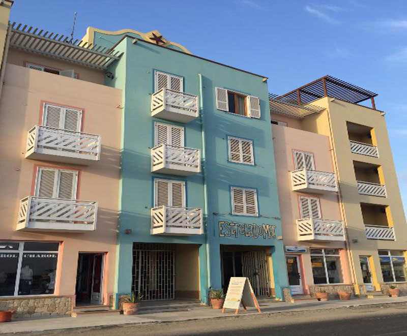 Residence all'entrata della città vicino alle spiagge, con piscina, terrazza solarium, bar caffetteria e reception.