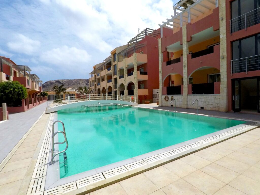 Das Aparthotel Por do Sol in Boa Vista, Kap Verde, bietet einen ruhigen Aufenthalt mit Annehmlichkeiten wie einem Pool, einem Privatstrand und Apartments zur Selbstverpflegung.