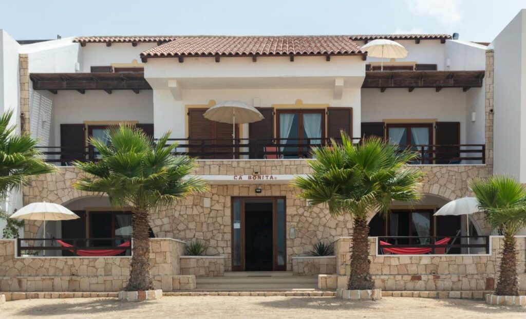 Ca Bonita ofrece apartamentos familiares con comodidades modernas, cerca de la playa de Estoril y de las atracciones locales.