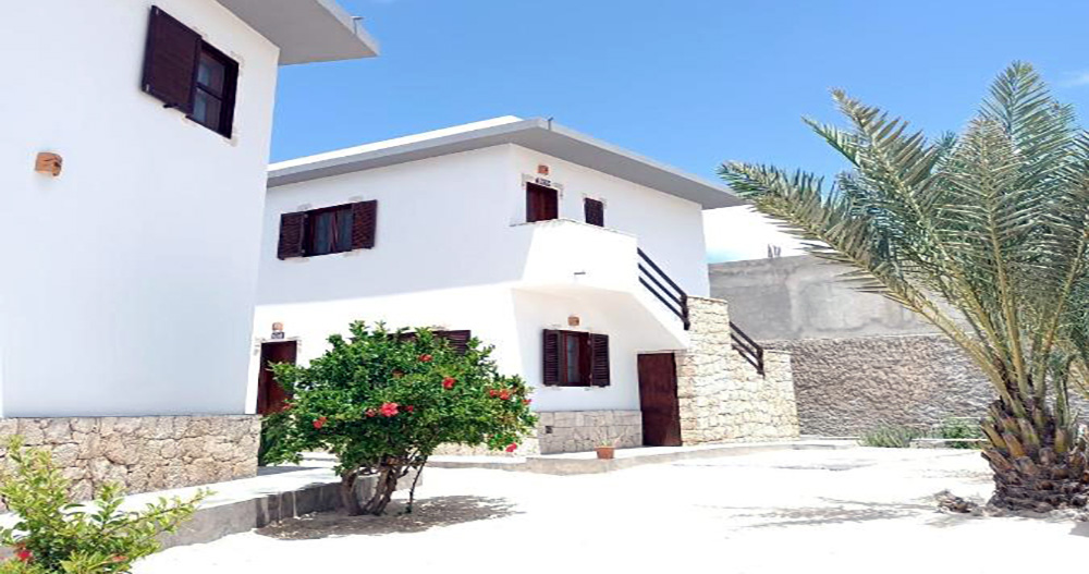 Vilas na Areia Aparthotel ofrece tranquilos apartamentos con vistas al jardín, comodidades modernas y fácil acceso a playas y sitios culturales.